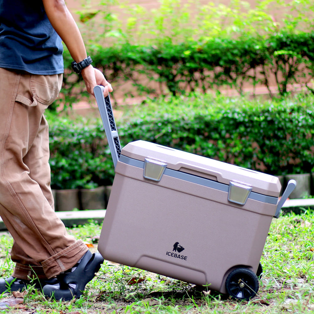 กระติกน้ำแข็งเก็บความเย็น ICEBASE รุ่น CLP-301CE (PEGASUS) ขนาด 45 ลิตร สีโคโค่เอิร์ธ