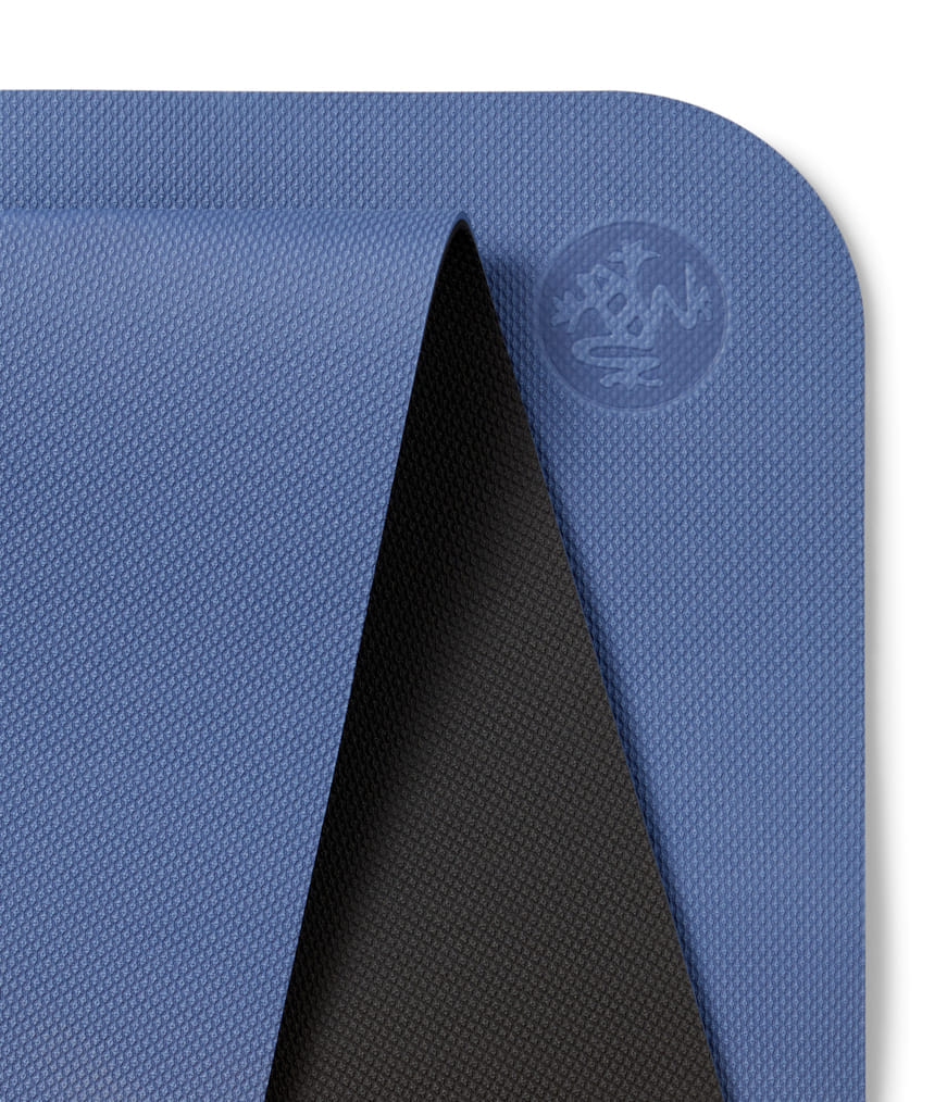 เสื่อโยคะ MANDUKA รุ่น BEGIN 5MM สีน้ำเงิน - ดำ (68")