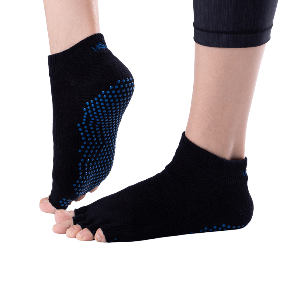 ถุงเท้ากันลื่นเปิดนิ้ว Vaken รุ่น Grip Socks Half Toe  สีดำดอทฟ้า ไซส์ M/L