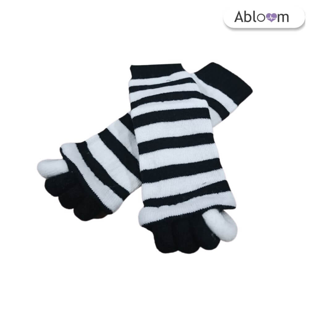 ถุงเท้าใส่นอน แบบแยกนิ้ว ABLOOM 0040122001011_สีขาว/ดำ