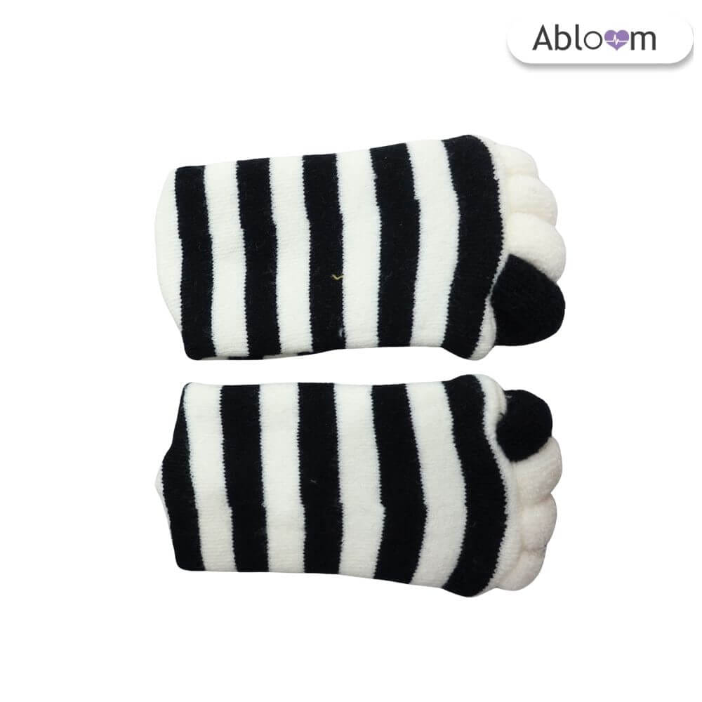 ถุงเท้าใส่นอน แบบแยกนิ้ว ABLOOM 0040122001011_สีขาว/ดำ