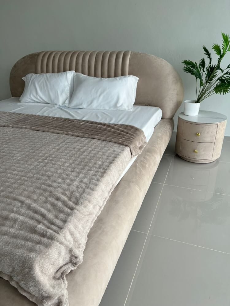 เตียง 6 ฟุต MJHOMEDESIGNS รุ่น DC1091 ขนาด 237X223X100 ซม. สีเบจ