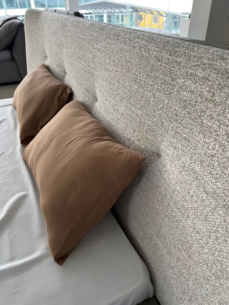เตียง 6 ฟุต MJHOMEDESIGNS รุ่น DC1032 ขนาด 266X240X118 ซม. สีเบจ_1