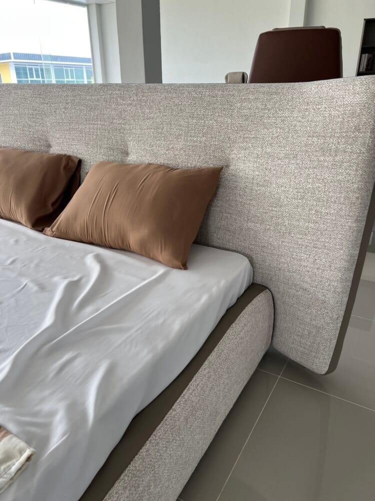 เตียง 6 ฟุต MJHOMEDESIGNS รุ่น DC1032 ขนาด 266X240X118 ซม. สีเบจ_2
