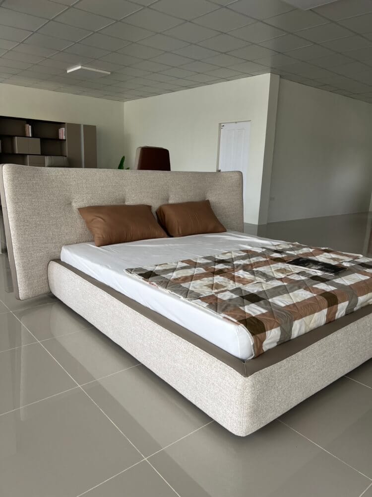 เตียง 6 ฟุต MJHOMEDESIGNS รุ่น DC1032 ขนาด 266X240X118 ซม. สีเบจ_3