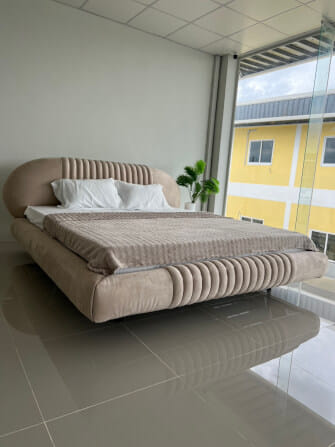 เตียง 6 ฟุต MJHOMEDESIGNS รุ่น DC1091 ขนาด 237X223X100 ซม. สีเบจ_2