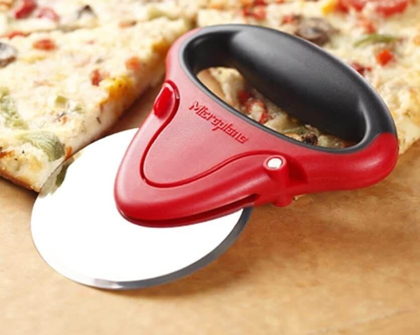 มีดตัดพิซซ่าใบมีดถอดได้ Microplane 37105E-6 สีแดง