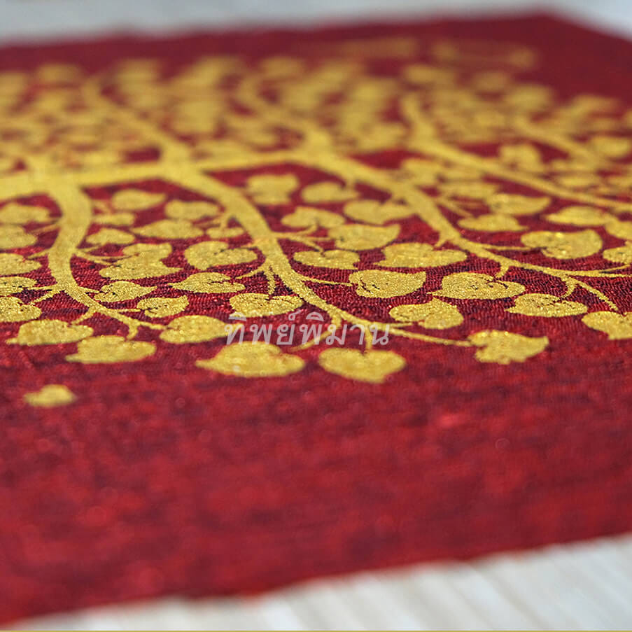 กรอบรูปมงคล Tippimaan ต้นโพธิ์ทอง ผ้าพื้นแดงกรอบลายไม้ ขนาด 34x31ซม.