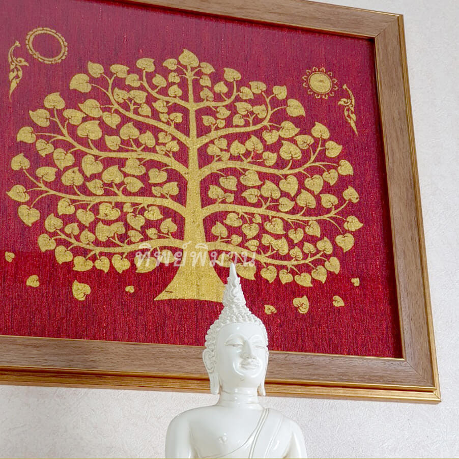 กรอบรูปมงคล Tippimaan ต้นโพธิ์ทอง ผ้าพื้นแดงกรอบลายไม้ ขนาด 34x31ซม.