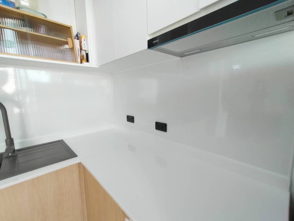 ผนังครัว WORIA FUKUVI 910 X 1820 MM. (CUBE WHITE) กันความร้อน กันรอยขีดข่วนและกันคราบน้ำมัน_2
