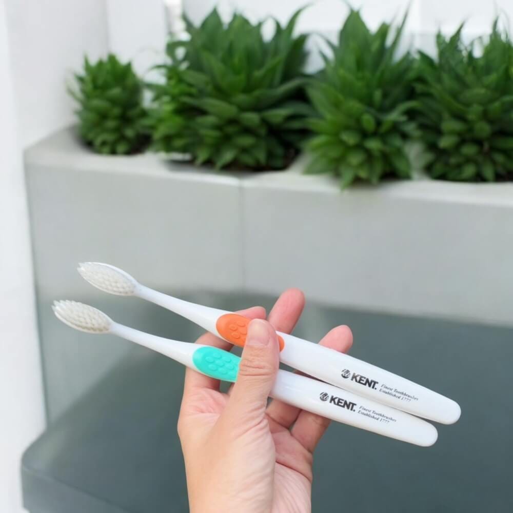 แปรงสีฟันพรีเมียม KENT 2 ด้ามในกล่องพกพา (ขนกลาง) สีเขียวและส้ม