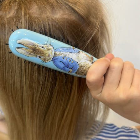 แปรงหวีผม KENT X PETER RABBIT™ ขนาดพกพา ลายกระต่าย สีฟ้า_8