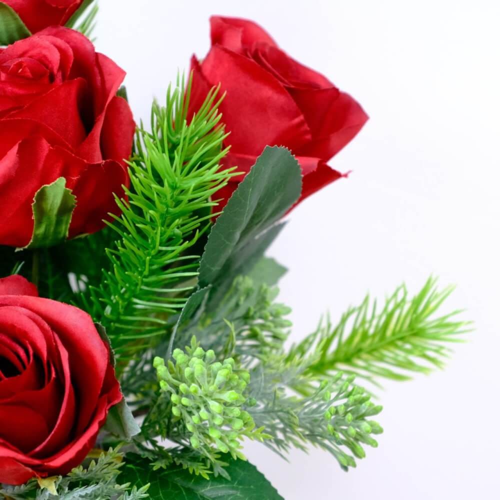 ดอกกุหลาบประดิษฐ์ผ้าในแจกัน  JGLORYFLOWER  แจกันเส้นเหล็กดัดสีขาว รูปทรงเชิงเทียน  กุหลาบสีแดง