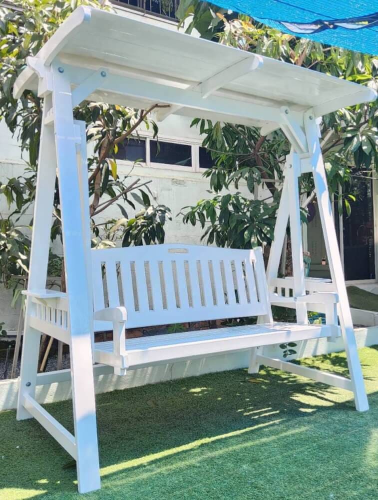 ชิงช้า 3 ที่นั่ง WINAIFURNITURE สีขาว 200 CM หลังคาระแนงไม้ แขนหิ้วไม้_1