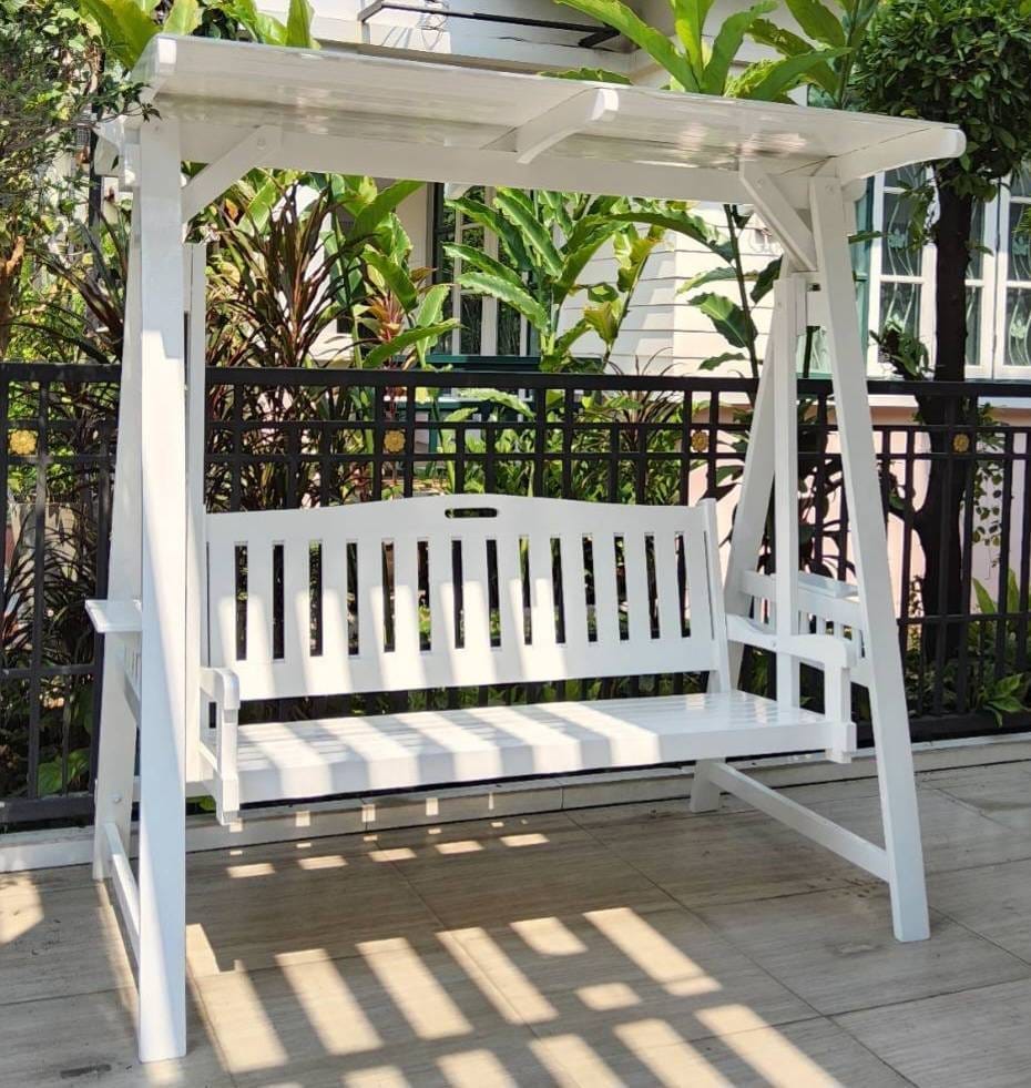 ชิงช้า 3 ที่นั่ง WINAIFURNITURE สีขาว 200 CM หลังคาระแนงไม้ แขนหิ้วไม้