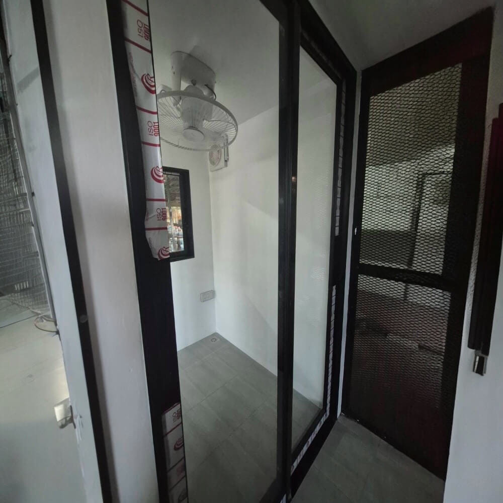 บ้านสัตว์เลี้ยง BIGBOXDESIGN รุ่น บ้านนกแบบกระจกแบ่งโซน-BN03 ขนาด 240 X 135 X 220  ซม. สีเทา-SILVER WOOD พร้อมคอนไม้ให้นกเกาะ