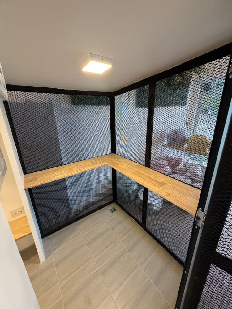 บ้านสัตว์เลี้ยง BIGBOXDESIGN รุ่น บ้านแบบแบ่งโซน ตะแกรงเหล็กฉีก+มุ้งลวด-MSTEEL01 ขนาด 240 X 120 X 195 CM. สีเทา