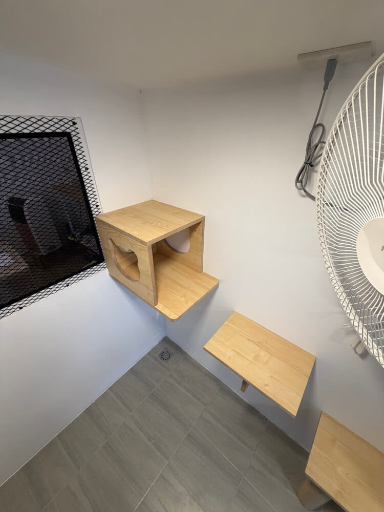 บ้านสัตว์เลี้ยง BIGBOXDESIGN รุ่น บ้านแบบแบ่งโซน ตะแกรงเหล็กฉีก+มุ้งลวด-MSTEEL01 ขนาด 240 X 120 X 195 CM. สีเทา