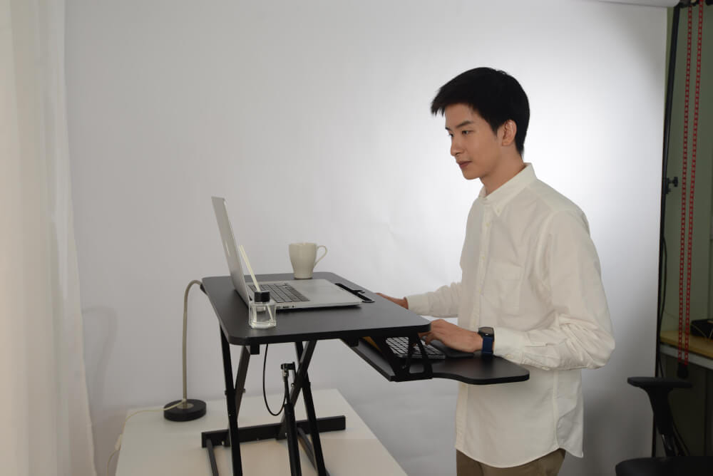 โต๊ะปรับระดับ โต๊ะทำงานแบบยืน ERGONOZ EGN-STA01W, สีขาว (STANDING DESK CONVERTER)_10