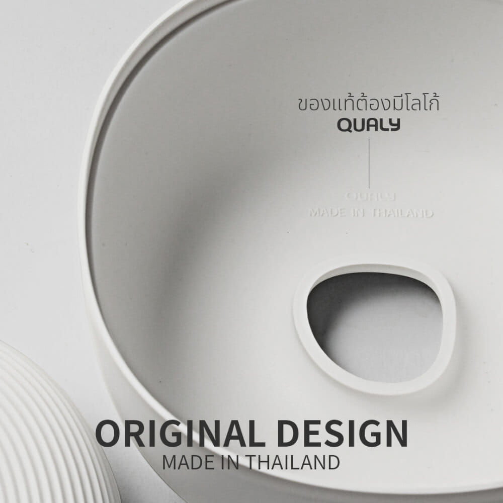 กล่องทิชชู QUALY รุ่น MINI พร้อมฟิกเกอร์หมีขั้วโลก ขนาด 13.8X13.8X9.1 ซม. ใช้งานได้สองด้าน สีขาว