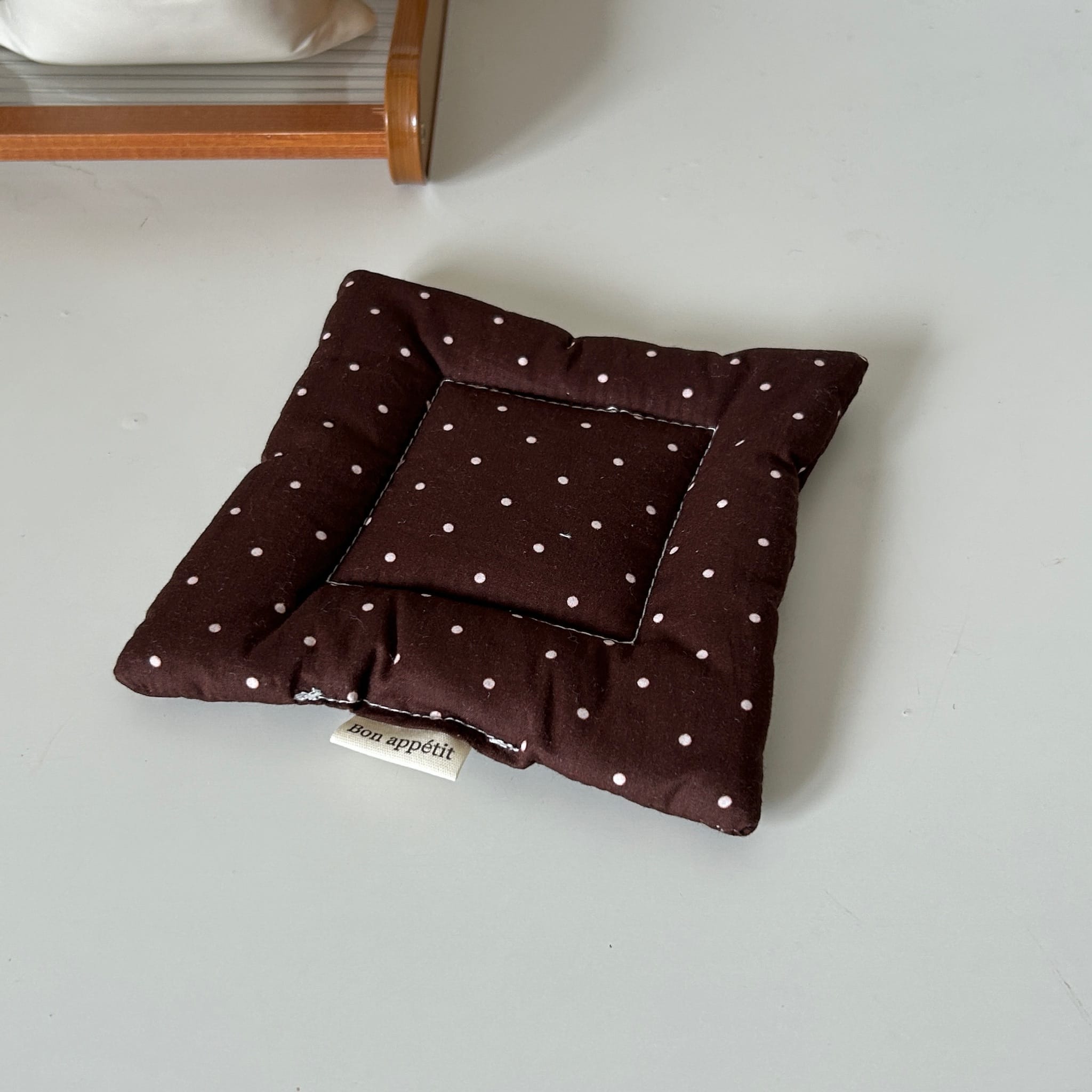 ที่รองแก้ว CALLINGBROWN ขนาด 15X15 ซม. สีน้ำตาล ลายจุด_1
