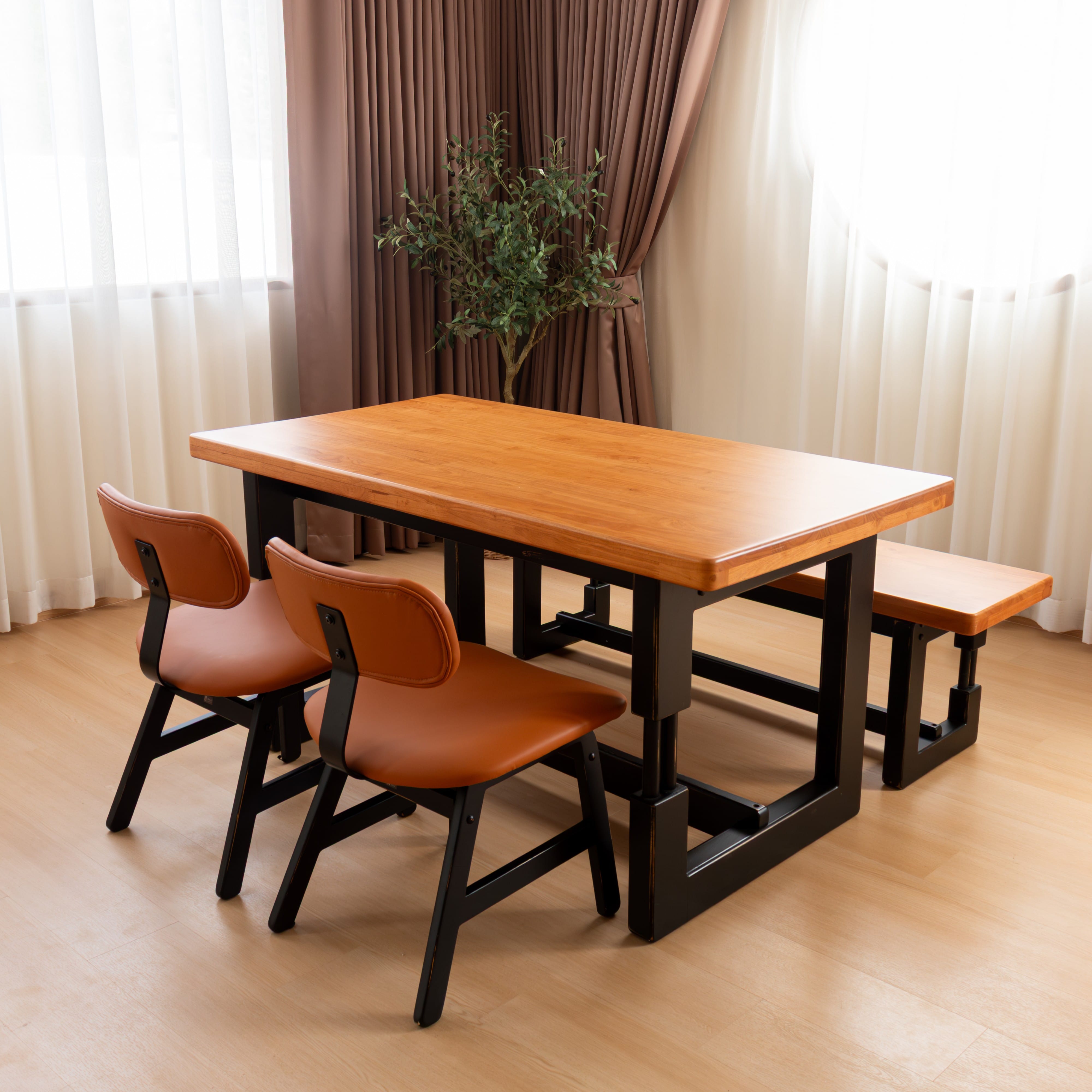 โต๊ะทานข้าวไม้ยางพาราแท้ 4 ที่นั่ง MAAI DESIGN  รุ่น MAYA TABLE ขาดำ สีโอ๊ค_1