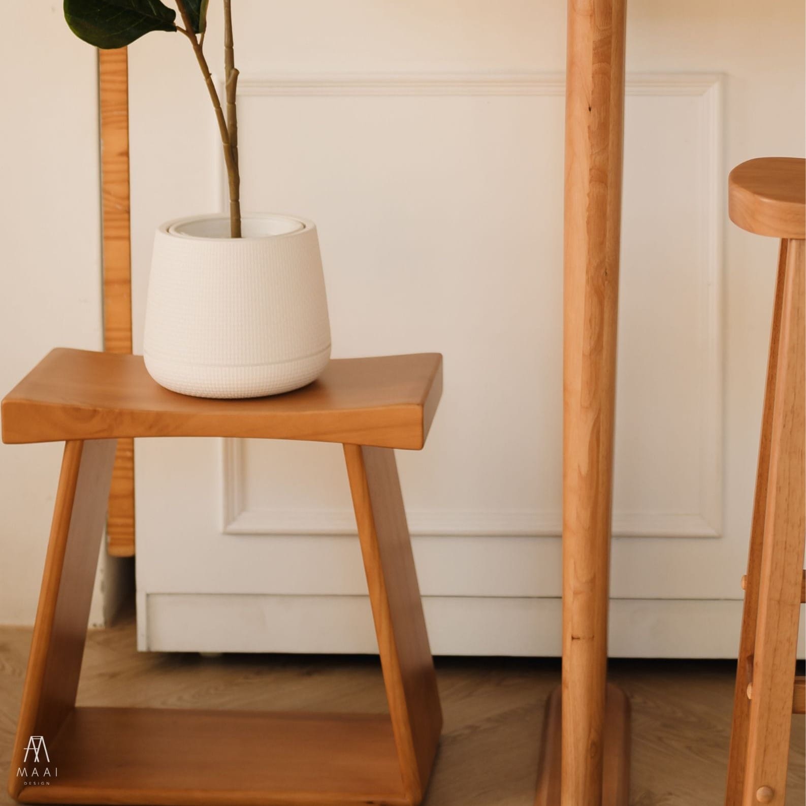 เก้าอี้บาร์ไม้ยางพารา MAAI DESIGN รุ่น BULL STOOL สีโอ๊ค_1