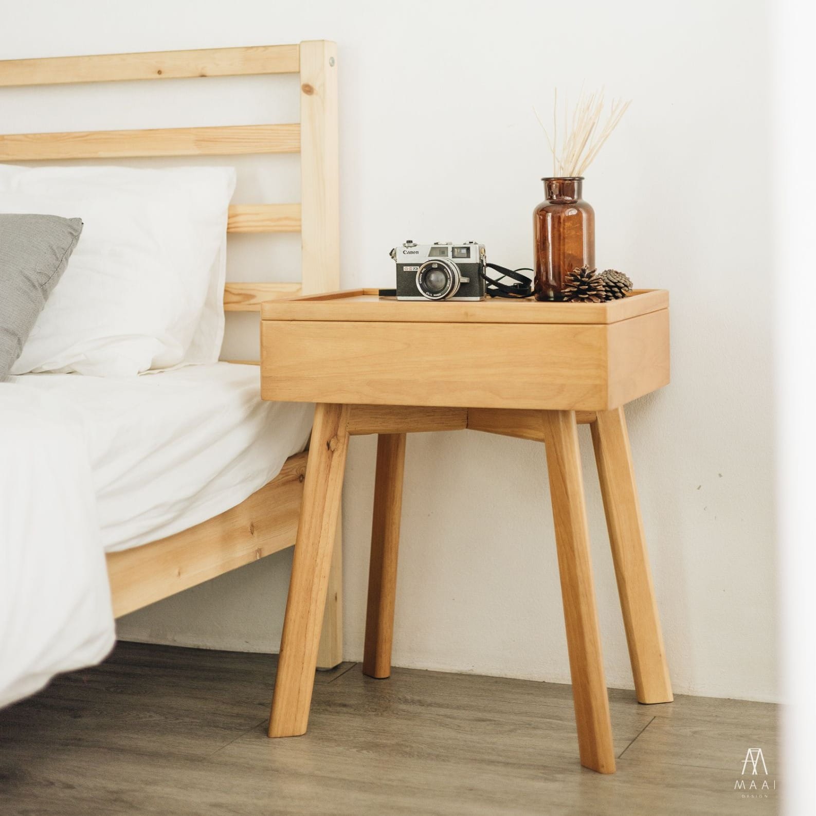 ตู้ข้างเตียงไม้ยางพารา MAAI DESIGN รุ่น FLIP SIDE TABLE สีโอ๊ค