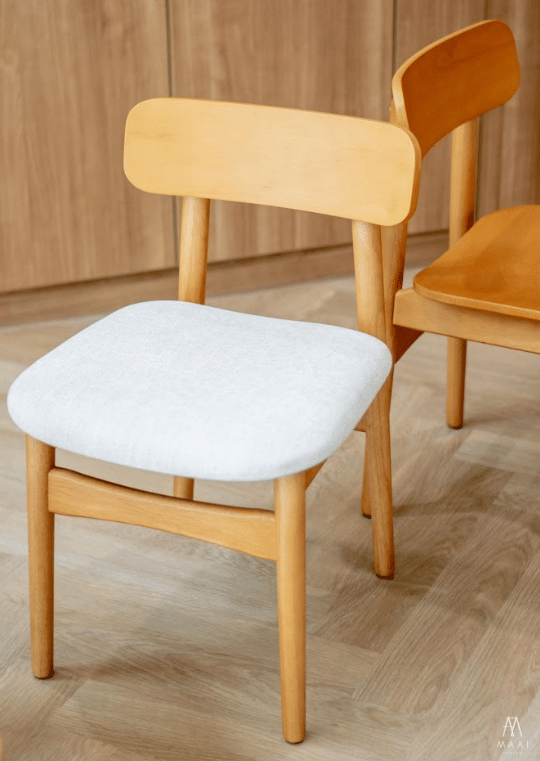 เก้าอี้ไม้ยางพารา เบาะผ้าสีขาว MAAI DESIGN SHITA CHAIR สีโอ๊ค_2