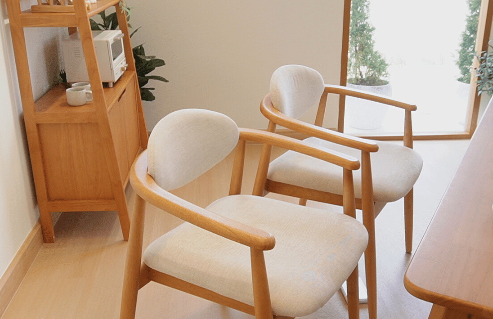เก้าอี้ทานข้าวไม้ยางพาราเบาะผ้าฝ้าย MAAI DESIGN รุ่น KIROKU CHAIR สไตล์ญี่ปุ่น มีที่พักแขน สีโอ๊ค_2