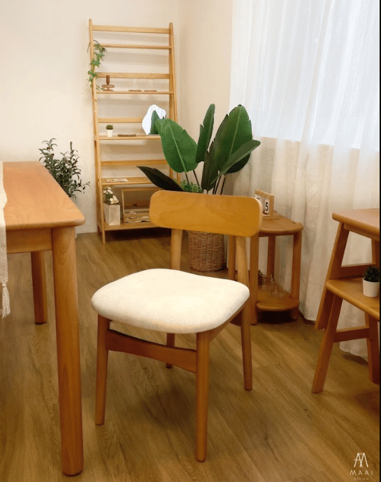 เก้าอี้ไม้ยางพารา เบาะผ้าสีขาว MAAI DESIGN SHITA CHAIR สีโอ๊ค_3