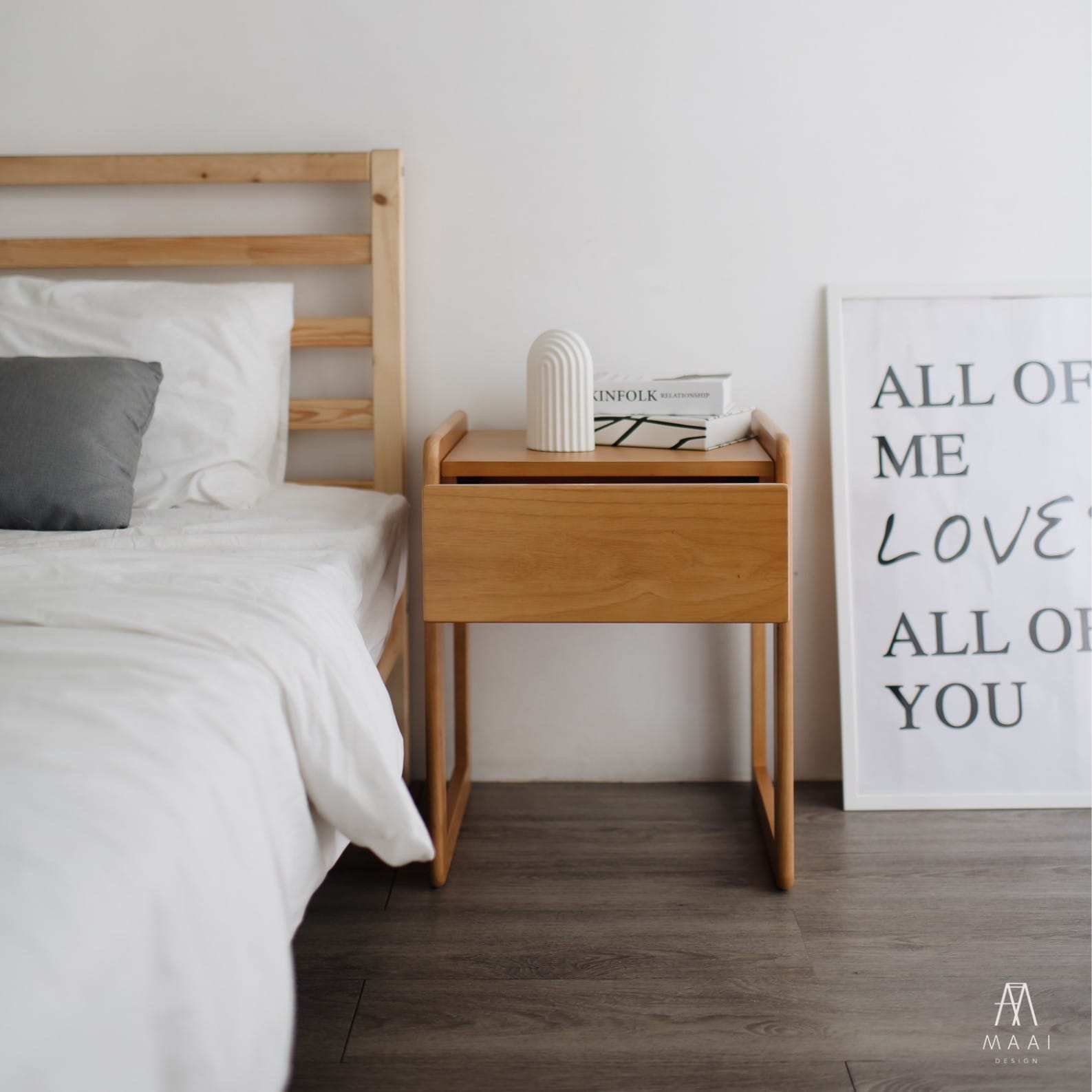 ตู้ลิ้นชักข้างเตียงไม้ยางพารา MAAI DESIGN รุ่น UCHU SIDE TABLE สีโอ๊ค