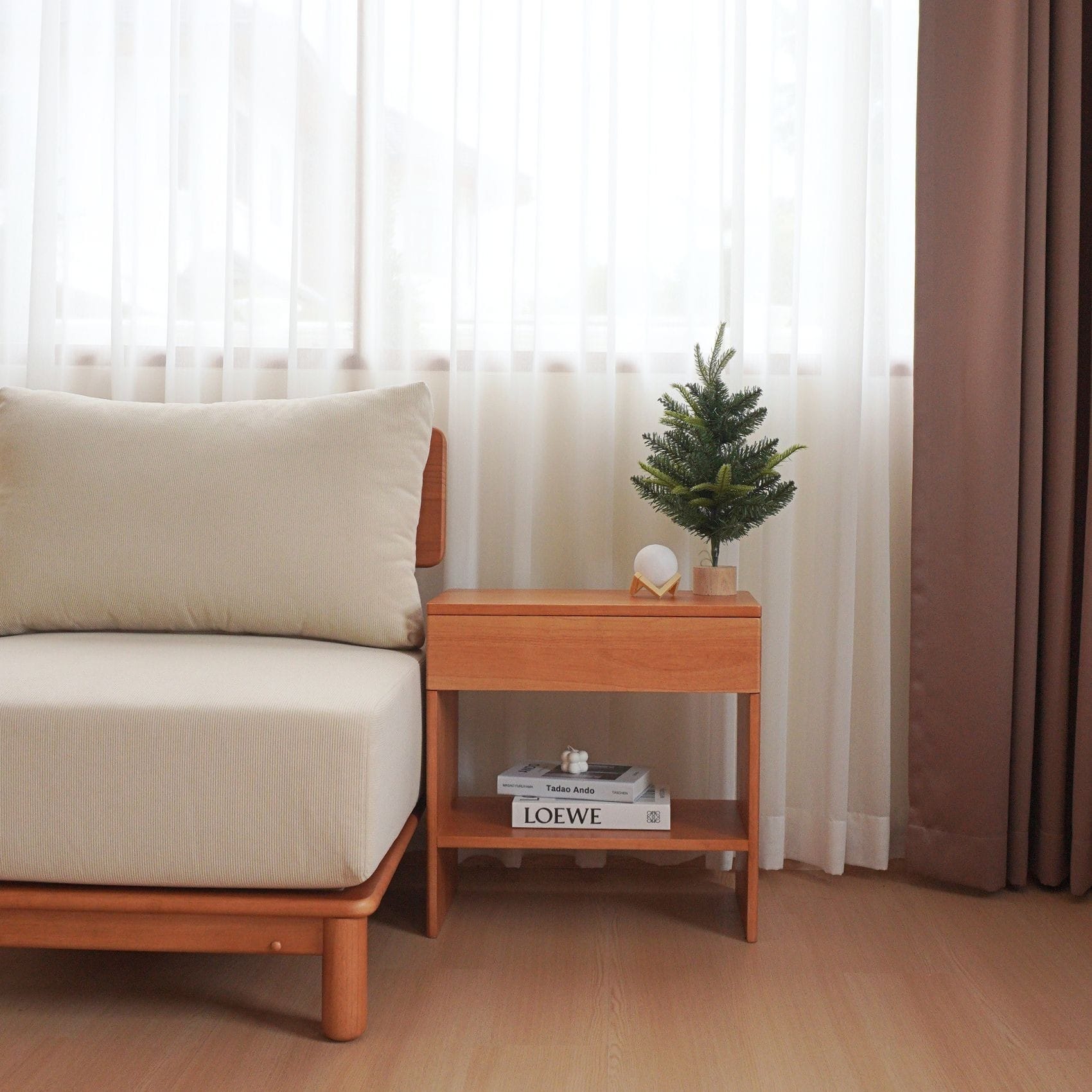 ตู้ลิ้นชักข้างเตียงไม้ยางพารา MAAI DESIGN รุ่น REINA SIDE TABLE สีโอ๊ค