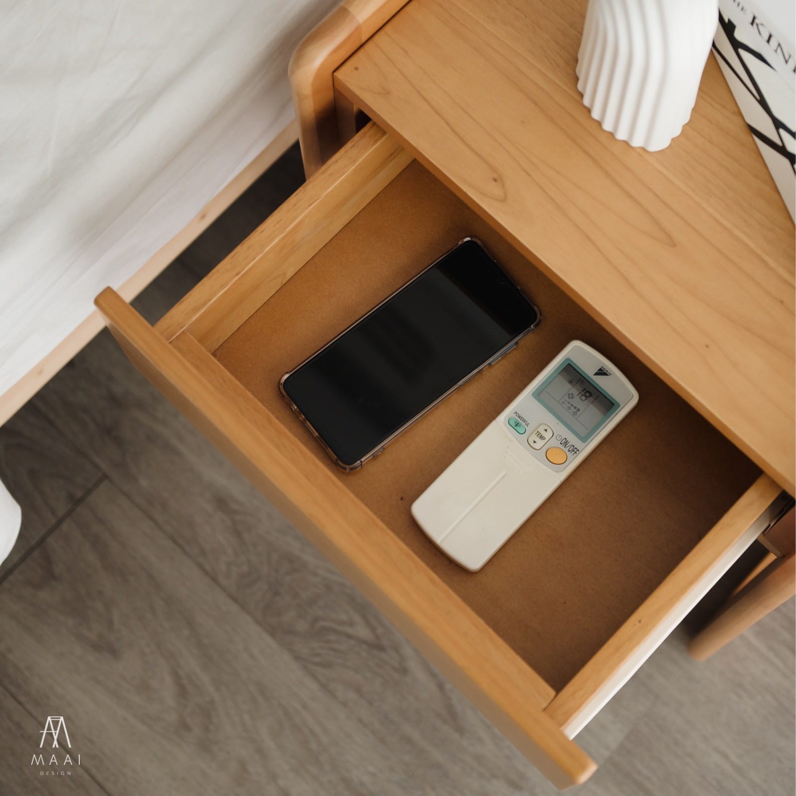 ตู้ลิ้นชักข้างเตียงไม้ยางพารา MAAI DESIGN รุ่น UCHU SIDE TABLE สีโอ๊ค