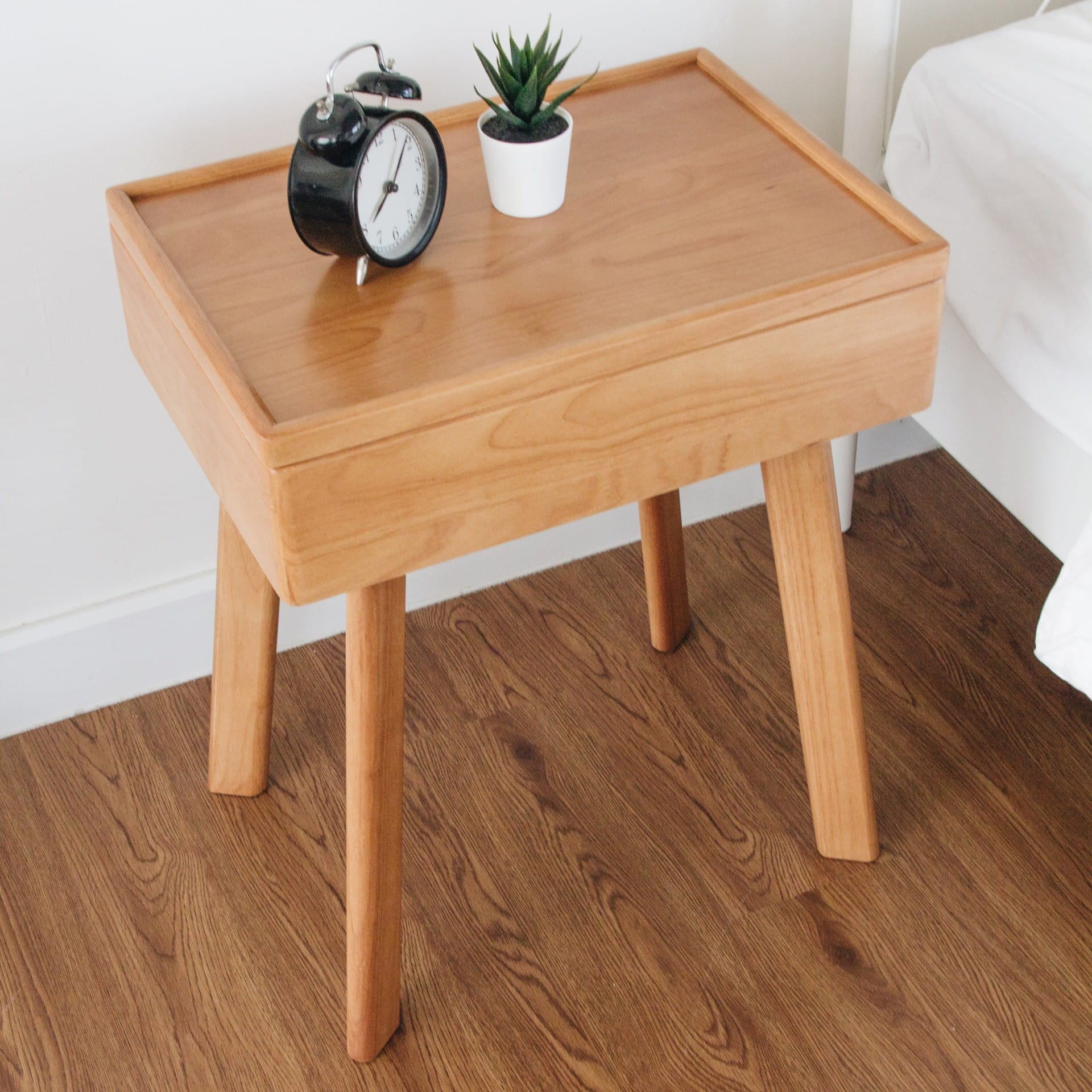 ตู้ข้างเตียงไม้ยางพารา MAAI DESIGN รุ่น FLIP SIDE TABLE สีโอ๊ค