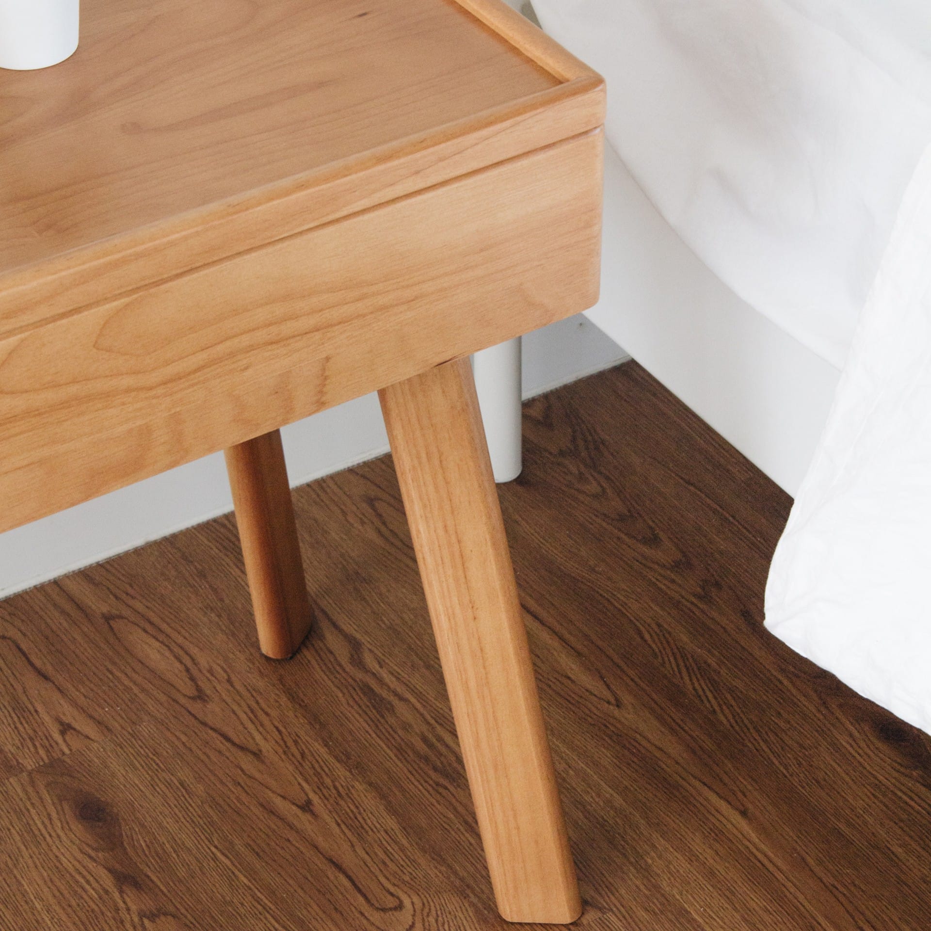 ตู้ข้างเตียงไม้ยางพารา MAAI DESIGN รุ่น FLIP SIDE TABLE สีโอ๊ค