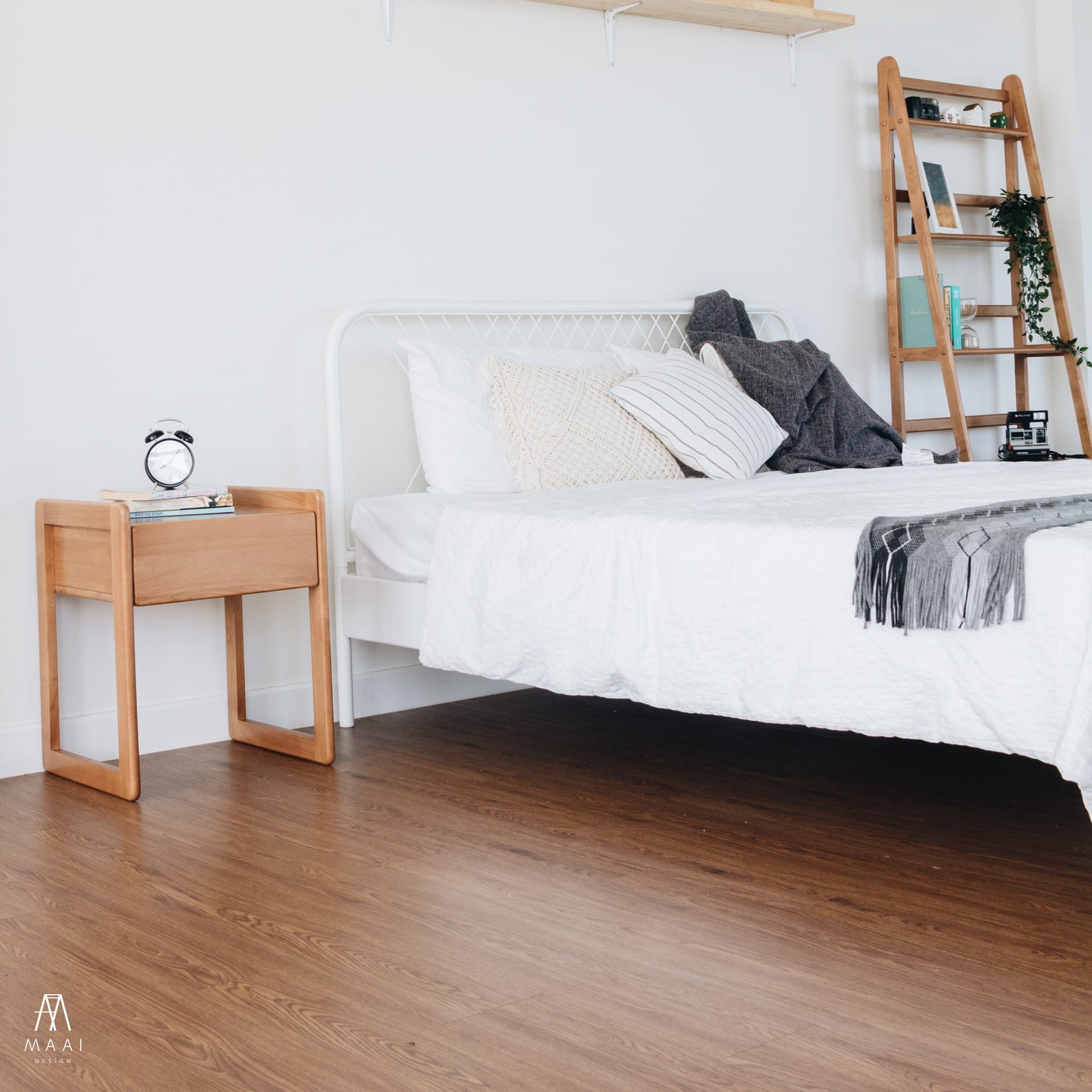 ตู้ลิ้นชักข้างเตียงไม้ยางพารา MAAI DESIGN รุ่น UCHU SIDE TABLE สีโอ๊ค