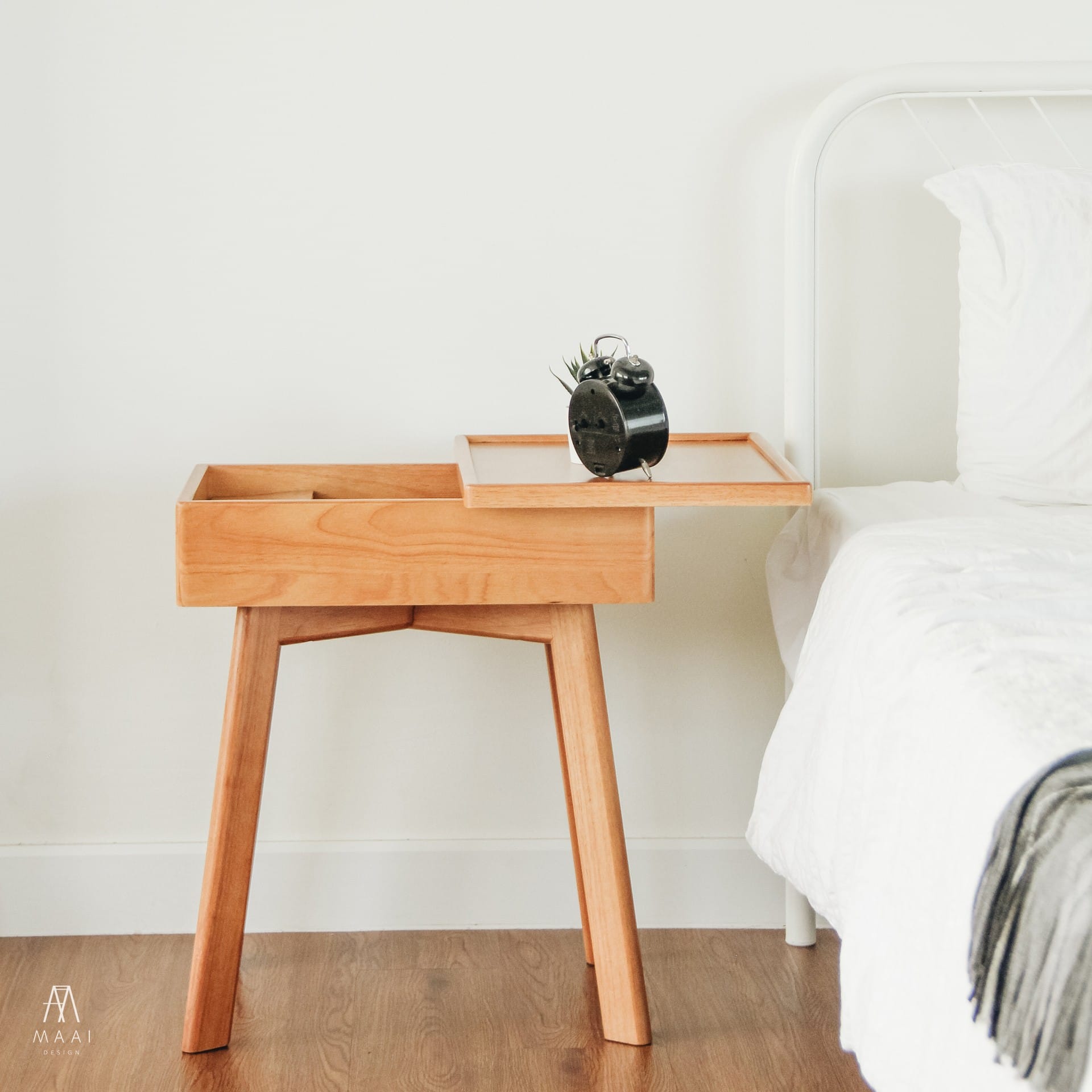 ตู้ข้างเตียงไม้ยางพารา MAAI DESIGN รุ่น FLIP SIDE TABLE สีโอ๊ค