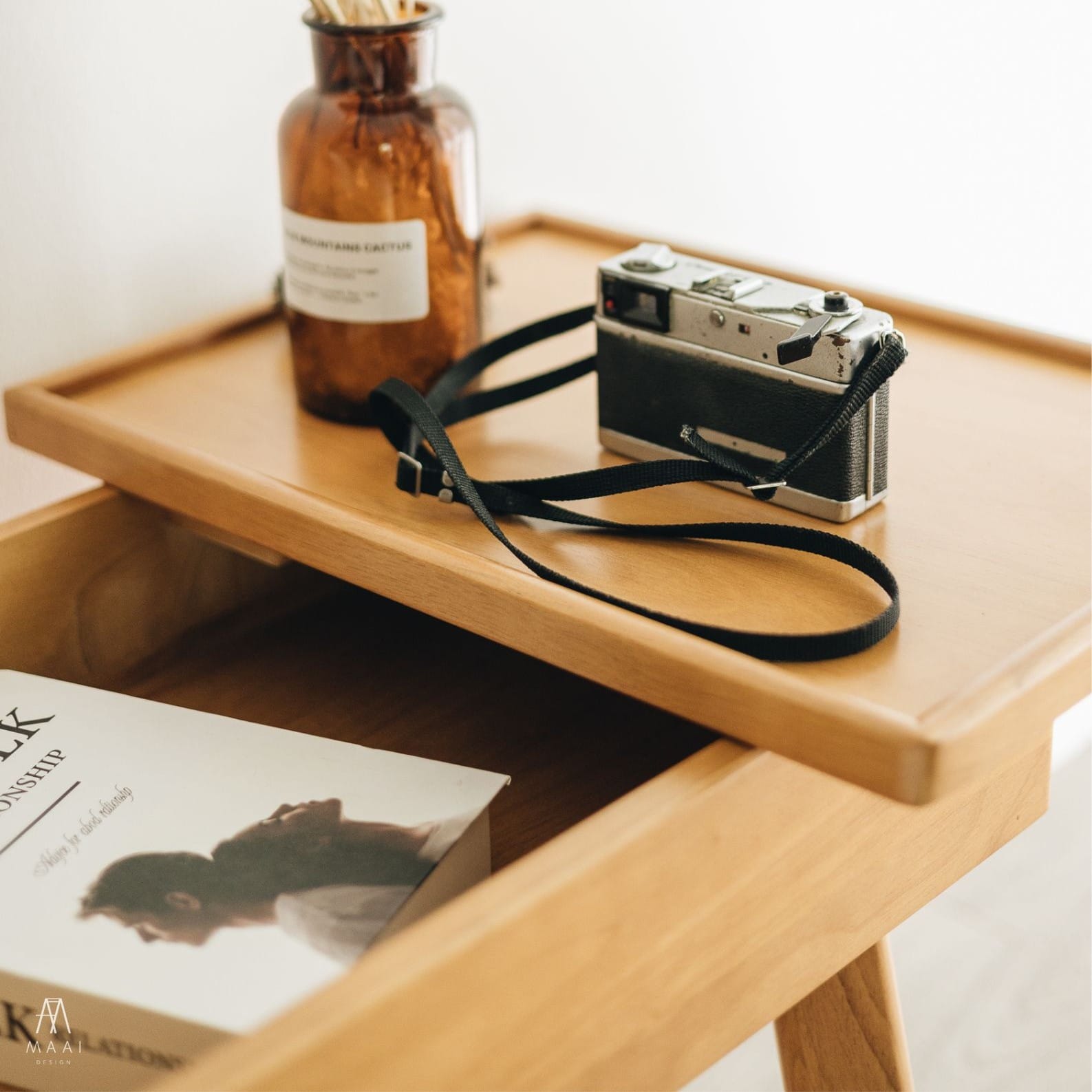 ตู้ข้างเตียงไม้ยางพารา MAAI DESIGN รุ่น FLIP SIDE TABLE สีโอ๊ค_2
