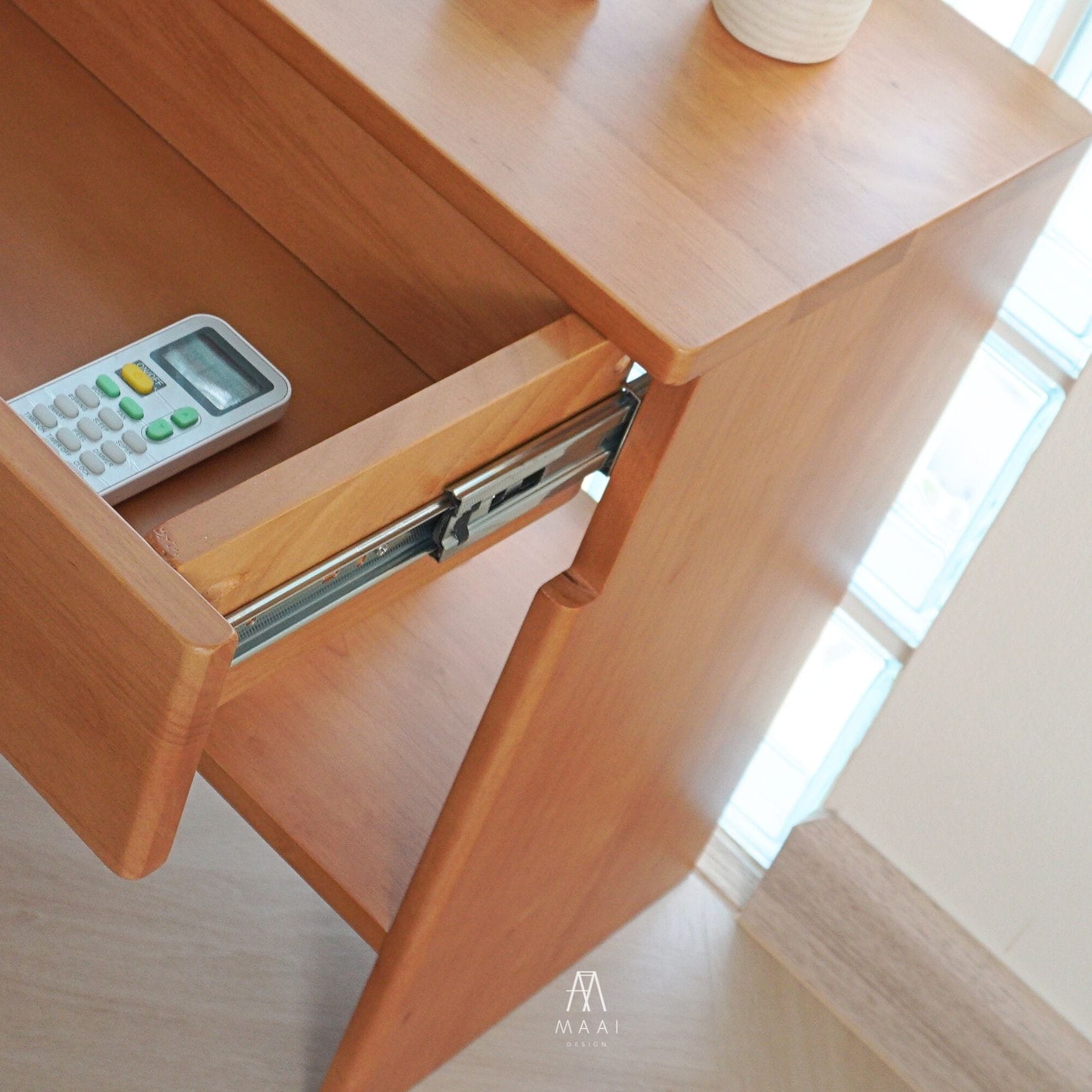 ตู้ลิ้นชักข้างเตียงไม้ยางพารา MAAI DESIGN รุ่น REINA SIDE TABLE สีโอ๊ค_5