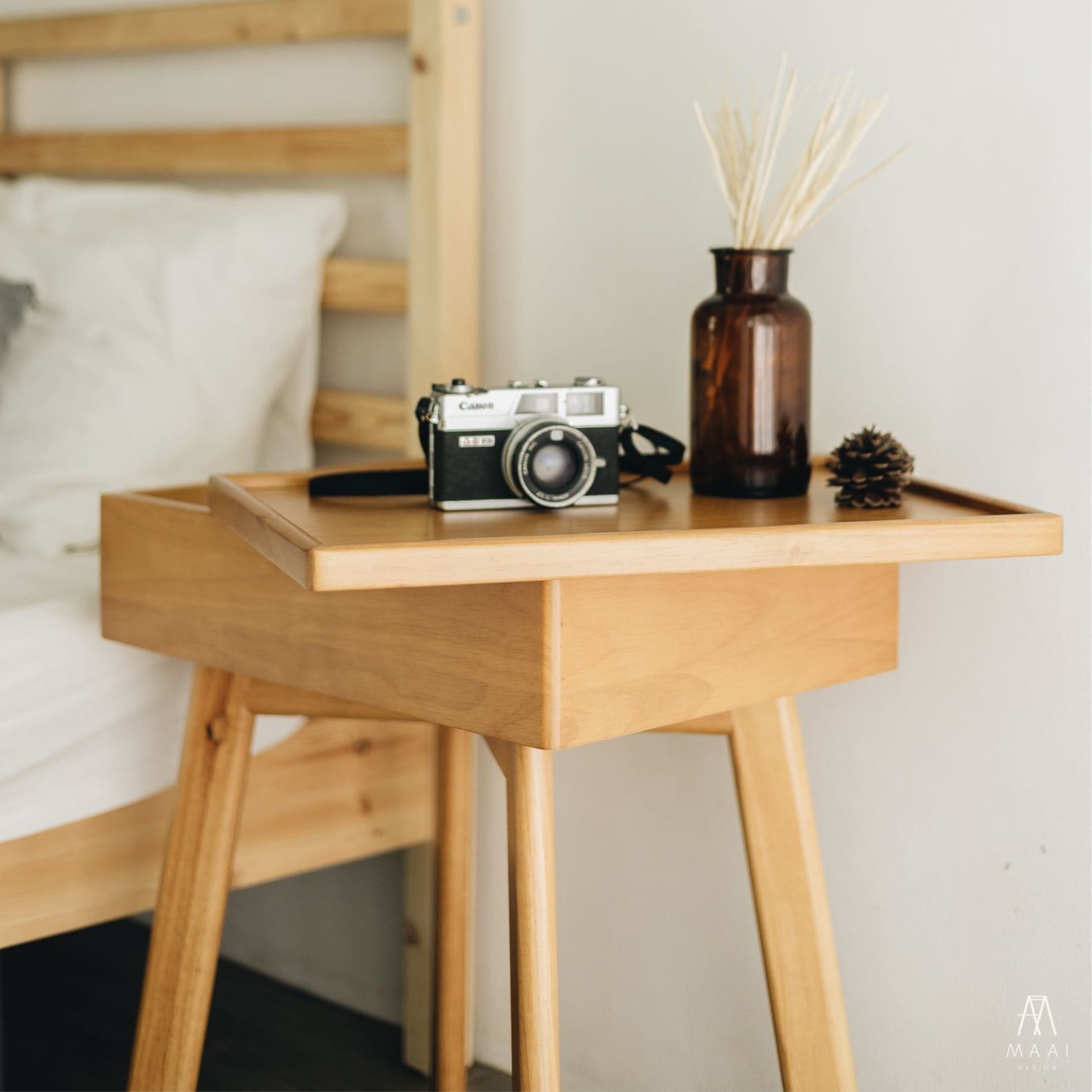 ตู้ข้างเตียงไม้ยางพารา MAAI DESIGN รุ่น FLIP SIDE TABLE สีโอ๊ค_6