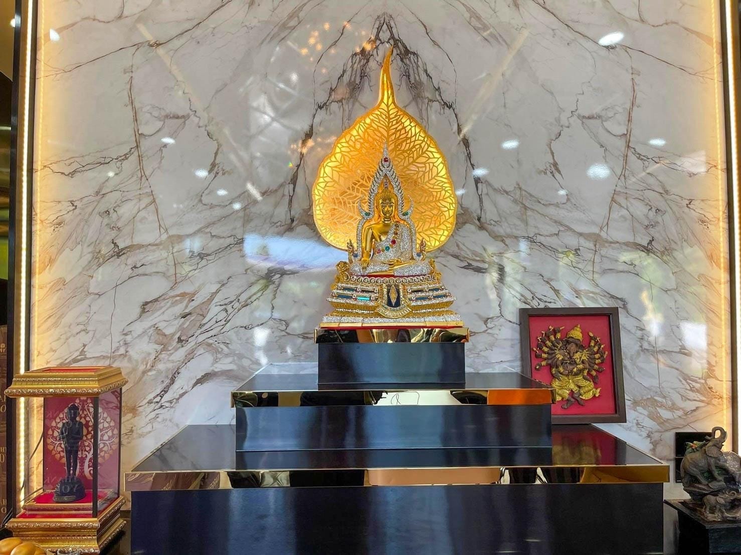 ของตกแต่งบ้าน อินทรักษ์ ใบโพธิ์ฉลุปิดทอง กลาง ขนาด 45X60X2 ซม แฮนด์เมด