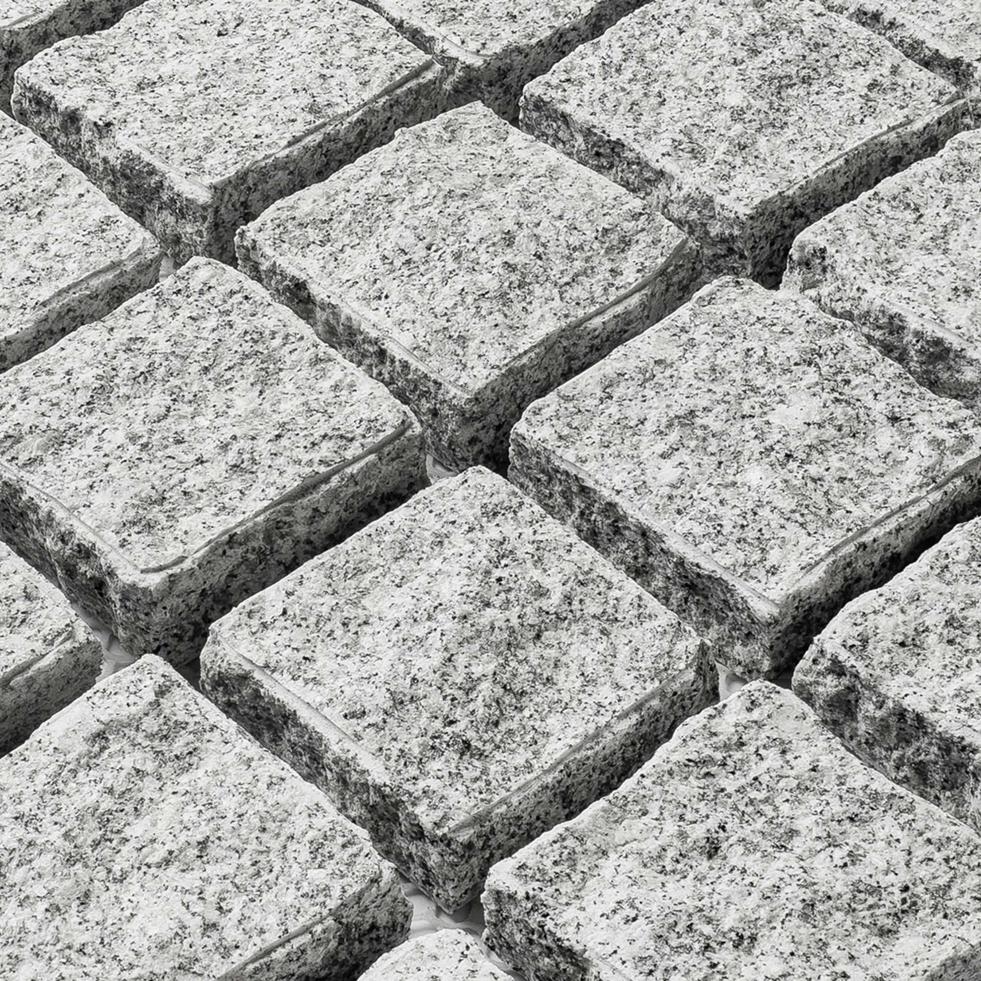 หินลูกเต๋าปูพื้น COBBLESTONE แบบแผ่นสำเร็จ MODERN DECOR รุ่นคลาสสิก ผิวธรรมชาติ ข้างตัดธรรมชาติ 50X50X3 ซม. หินธรรมชาติแกรนิตสีขาว ลายเรียงตรง_2
