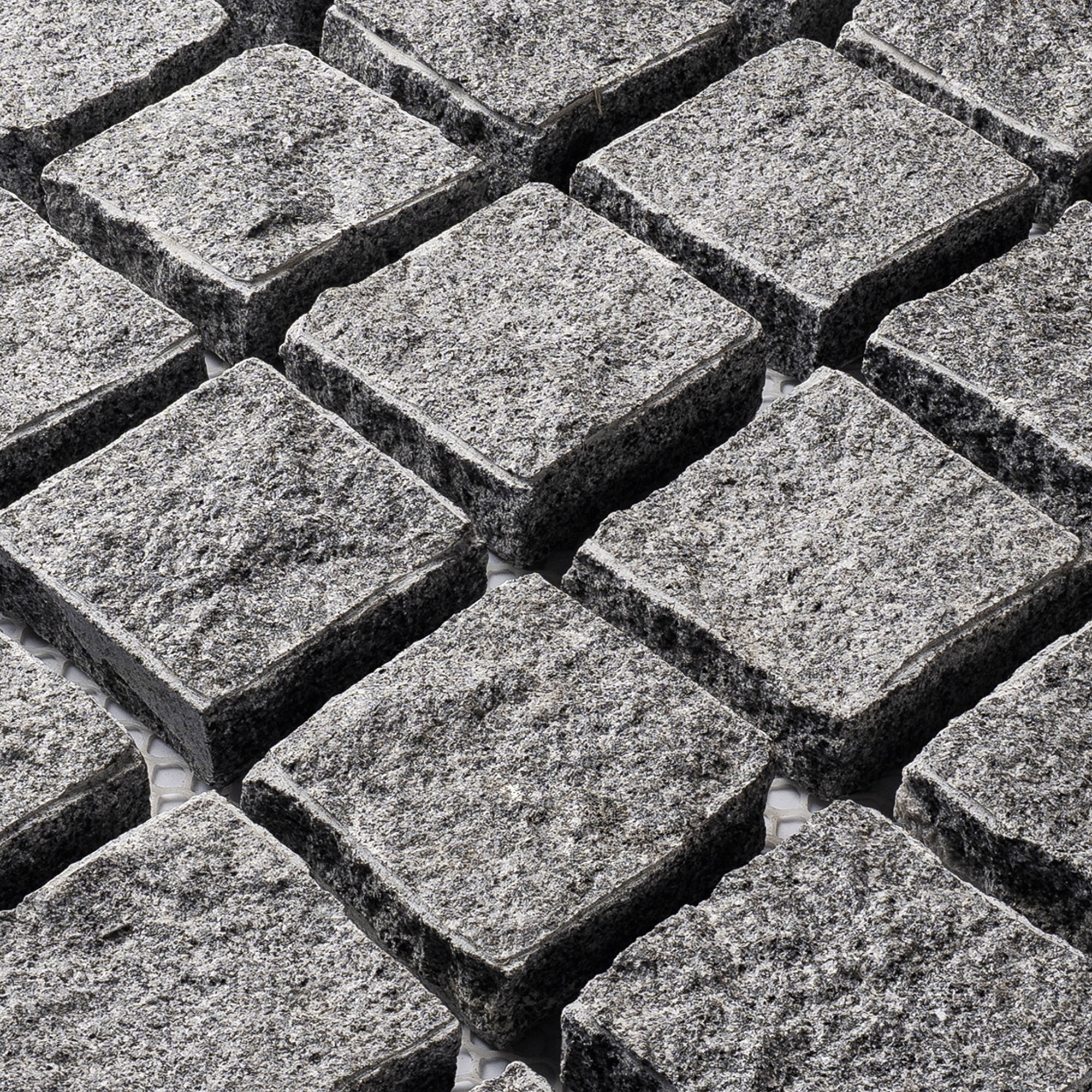 หินลูกเต๋าปูพื้น COBBLESTONE แบบแผ่นสำเร็จ MODERN DECOR รุ่นคลาสสิก ผิวธรรมชาติ ข้างตัดธรรมชาติ 50X50X3 ซม. หินธรรมชาติแกรนิตสีเทา ลายเรียงตรง_2
