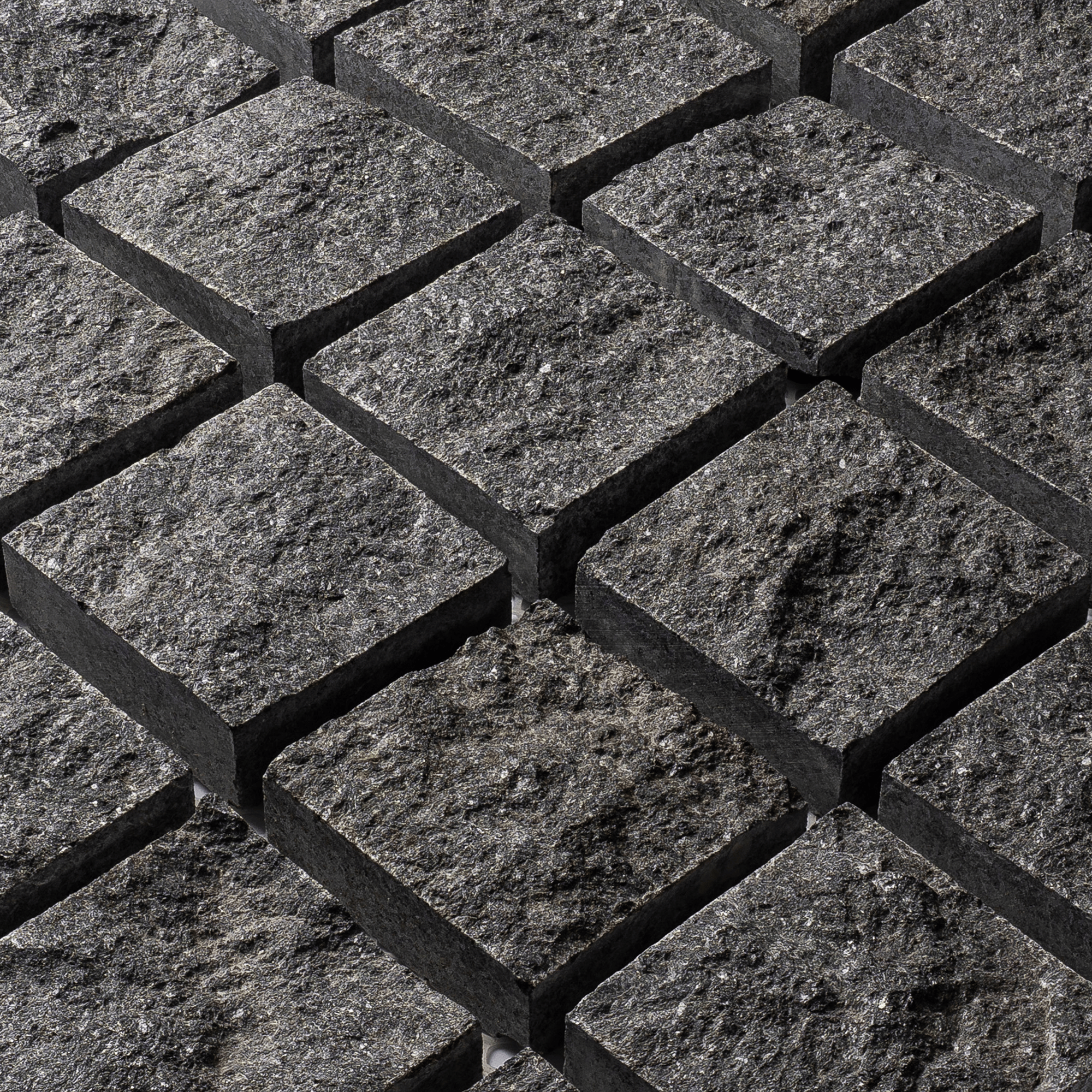 หินลูกเต๋าปูพื้น COBBLESTONE แบบแผ่นสำเร็จ MODERN DECOR รุ่นคลาสสิก ผิวธรรมชาติ ข้างตัดเรียบ 50X50X3 ซม. หินธรรมชาติแกรนิตสีดำ ลายเรียงตรง_2