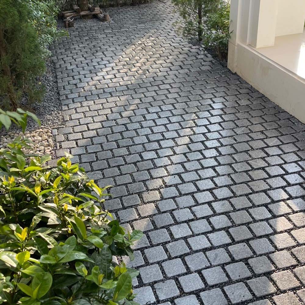 หินลูกเต๋าปูพื้น COBBLESTONE แบบแผ่นสำเร็จ MODERN DECOR รุ่นซิมพลี ผิวพ่นไฟ ข้างตัดเรียบ 50X55X3 ซม. หินธรรมชาติแกรนิตสีเทา ลายเรียงสลับ_3
