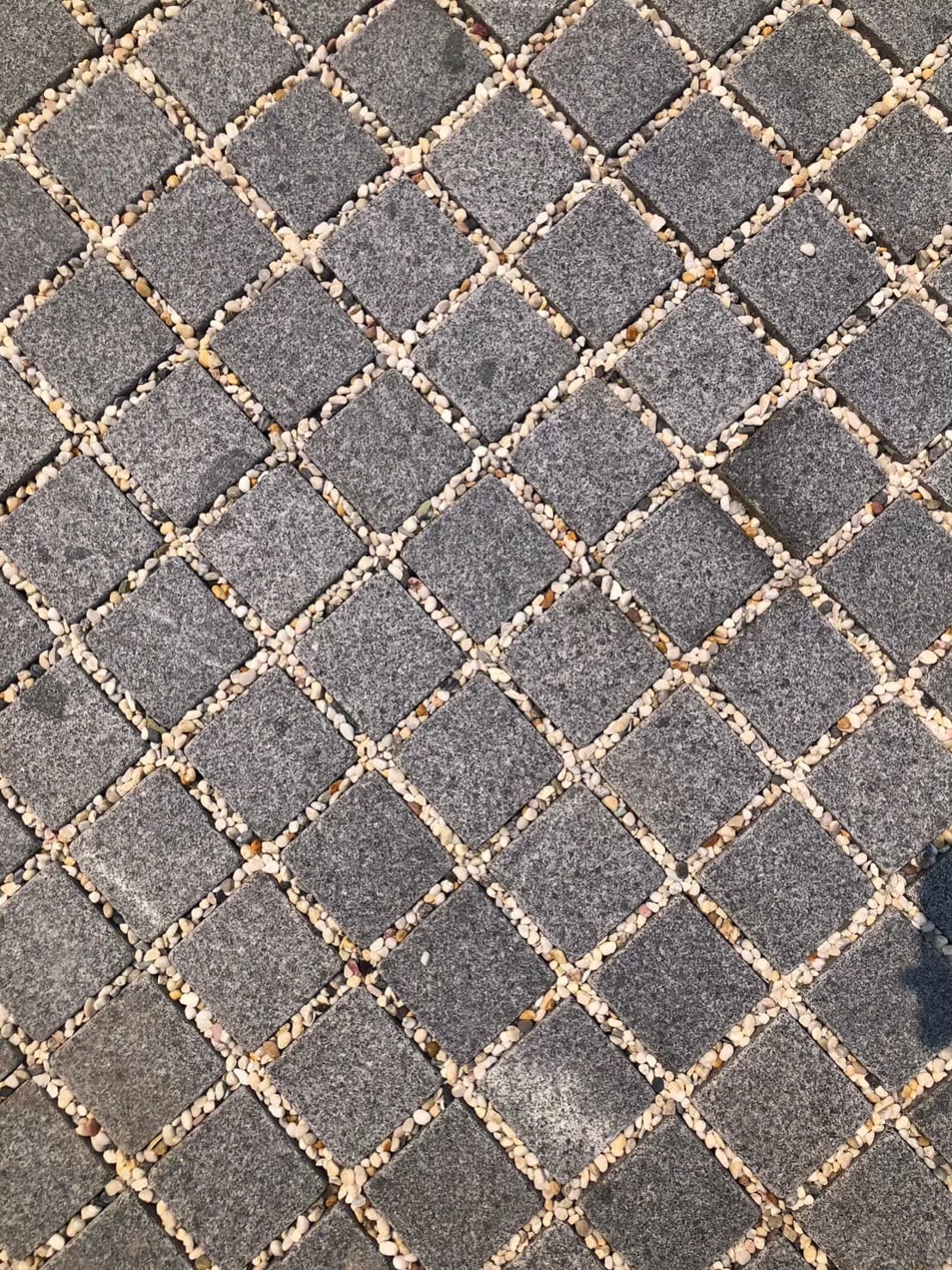 หินลูกเต๋าปูพื้น COBBLESTONE แบบแผ่นสำเร็จ MODERN DECOR รุ่นซิมพลี ผิวพ่นไฟ ข้างตัดเรียบ 50X50X3 ซม. หินธรรมชาติแกรนิตสีเทา ลายเรียงตรง_3