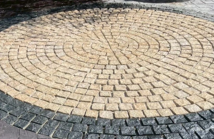 หินลูกเต๋าปูพื้น COBBLESTONE แบบวงกลม MODERN DECOR รุ่นคลาสสิก ผิวธรรมชาติ ข้างตัดธรรมชาติ 50X50X3 ซม. หินธรรมชาติแกรนิตสีเหลือง_3
