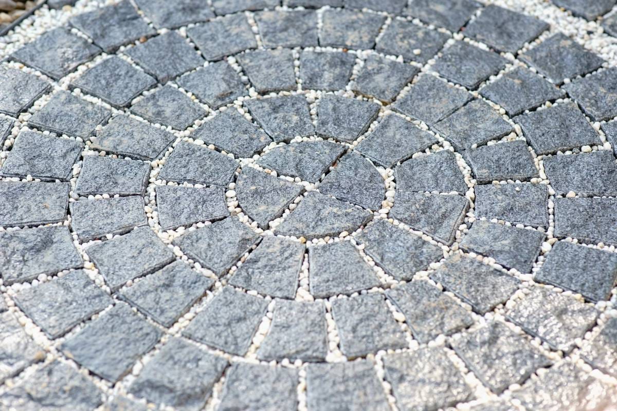 หินลูกเต๋าปูพื้น COBBLESTONE แบบวงกลม MODERN DECOR รุ่นคลาสสิก ผิวธรรมชาติ ข้างตัดธรรมชาติ 50X50X3 ซม. หินธรรมชาติแกรนิตสีเทา_3