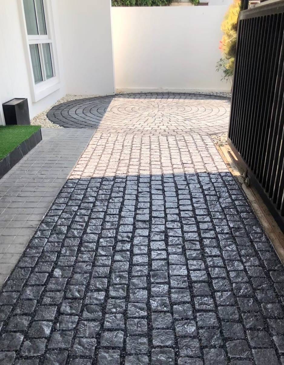หินลูกเต๋าปูพื้น COBBLESTONE แบบแผ่นสำเร็จ MODERN DECOR รุ่นคลาสสิก ซอฟต์ ผิวธรรมชาติ ข้างตัดธรรมชาติ 50X55X3 ซม. หินธรรมชาติแกรนิตสีเทา ลายเรียงสลับ_3